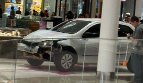 VEJA: Carro desgovernado invade shopping em Goiânia e causa pânico, mas não deixa feridos