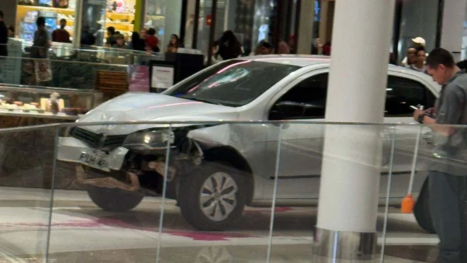VEJA: Carro desgovernado invade shopping em Goiânia e causa pânico, mas não deixa feridos