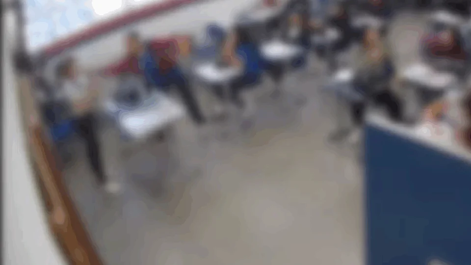VEJA VÍDEO: aluno agride professora em sala de aula após discussão sobre ar-condicionado