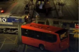 VEJA VÍDEO: Ônibus biarticulado é partido ao meio após colisão com trem deixando 11 feridos
