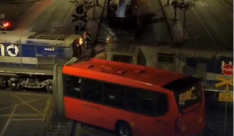 VEJA VÍDEO: Ônibus biarticulado é partido ao meio após colisão com trem deixando 11 feridos