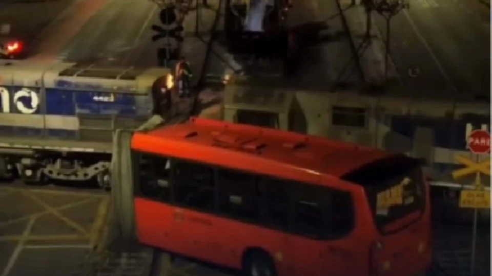 VEJA VÍDEO: Ônibus biarticulado é partido ao meio após colisão com trem deixando 11 feridos