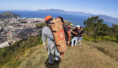 VEJA: Piloto de asa-delta morre após queda de 40 m no Morro Santo Antônio em Caraguatatuba (SP)