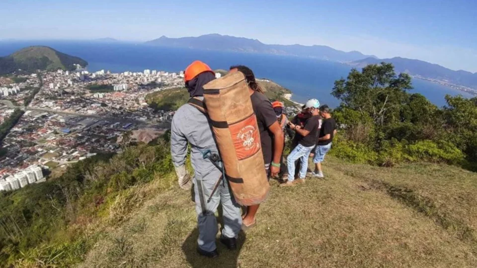 VEJA: Piloto de asa-delta morre após queda de 40 m no Morro Santo Antônio em Caraguatatuba (SP)
