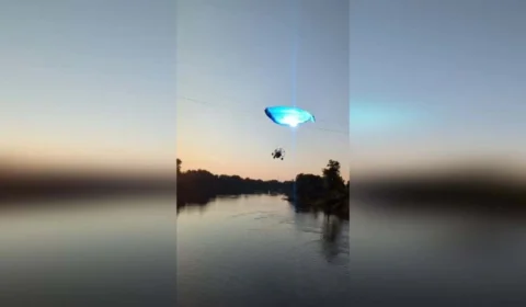 VEJA: Paraglider sobrevive após colidir com fio de alta tensão e cair no rio vermelho, Dakota do Norte nos EUA