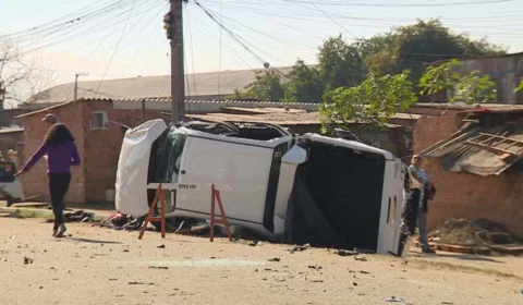 VEJA VÍDEO: Caminhão-Cegonha tomba na nova ponte do Guaíba em Porto Alegre e causa bloqueio na BR-290