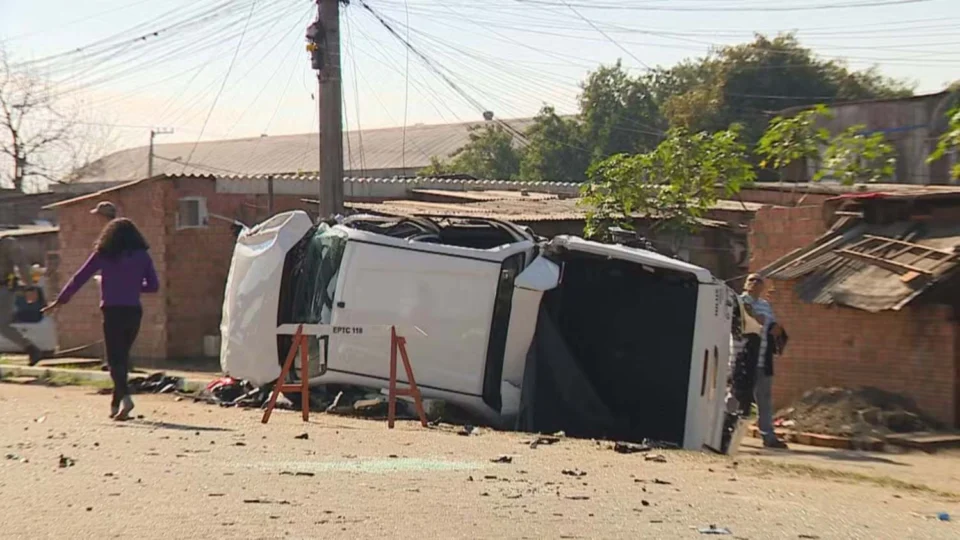 VEJA VÍDEO: Caminhão-Cegonha tomba na nova ponte do Guaíba em Porto Alegre e causa bloqueio na BR-290