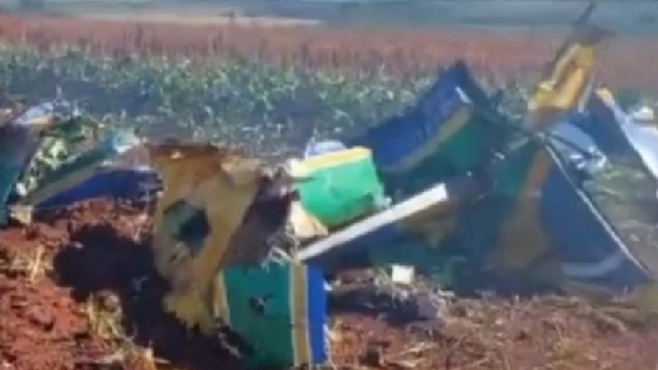 VEJA VÍDEO: Avião da Esquadrilha da Fumaça cai em SP