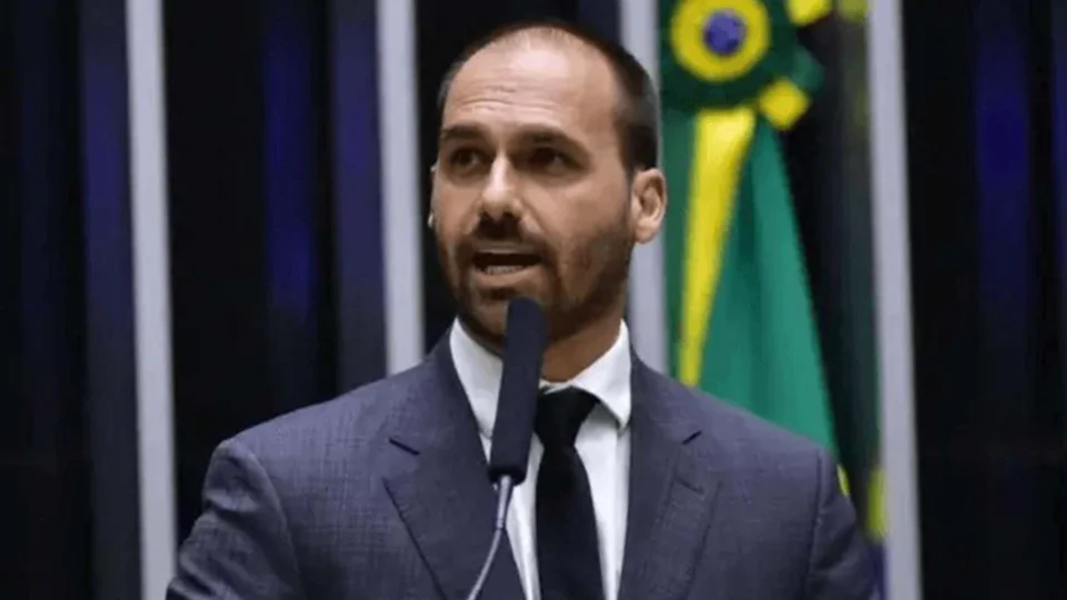STF determina bloqueio de bens de Eduardo Bolsonaro por atuação nos EUA contra Alexandre de Moraes