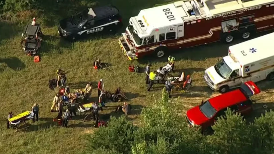 Avião com 15 pessoas a bordo cai em área de mata em Nova Jersey; três estão em estado crítico