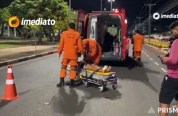 Mulher fica ferida ao perder o controle da motocicleta e colidir em carro em Avenida de Boa Vista