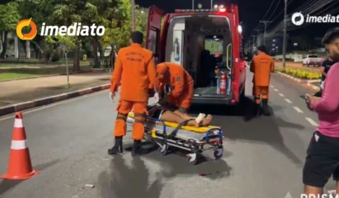 Mulher fica ferida ao perder o controle da motocicleta e colidir em carro em Avenida de Boa Vista