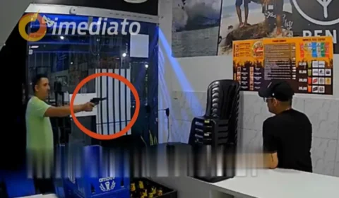 VÍDEO CHOCANTE: Homem tem cabeça estourada com tiro dentro de bar após discutir com vendedor ambulante