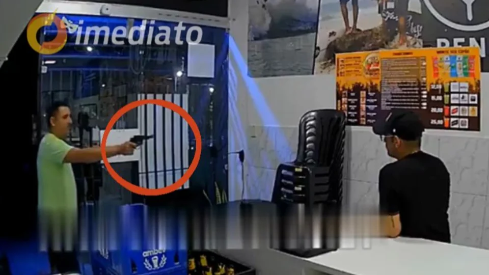 VÍDEO CHOCANTE: Homem tem cabeça estourada com tiro dentro de bar após discutir com vendedor ambulante