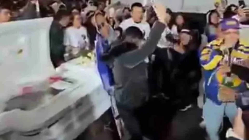VEJA VÍDEO: Viúva dança Reggaeton em velório no Peru e gera polêmica nas redes sociais
