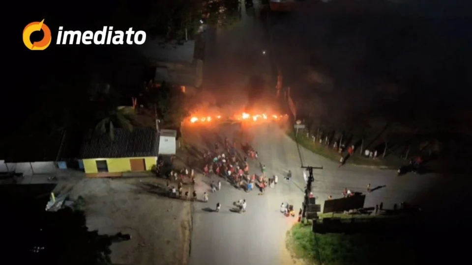 Sem luz desde as 14h, moradores do Tarumã Açu protestam contra os constantes apagões e cobram concessionária de energia
