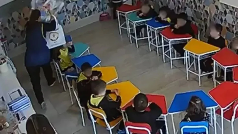 VÍDEO: Professora é investigada por agredir aluno de 4 Anos com livros em escola de Caxias do Sul