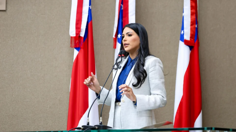 Mayra Dias afirma acompanhar apenas pela mídia polêmica sobre CPI do Asfalta Manaus