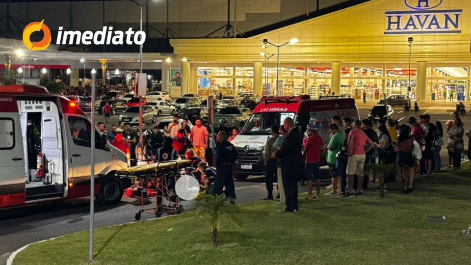Adolescente sofre descarga elétrica ao encostar em poste de energia em estacionamento de shopping na Zona Norte de Manaus