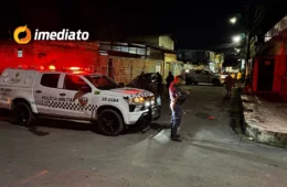 IMAGEM FORTE: Homem é executado a tiros na frente da namorada em via pública no bairro Amazonino Mendes