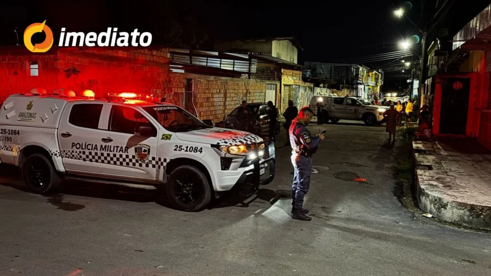 IMAGEM FORTE: Homem é executado a tiros na frente da namorada em via pública no bairro Amazonino Mendes