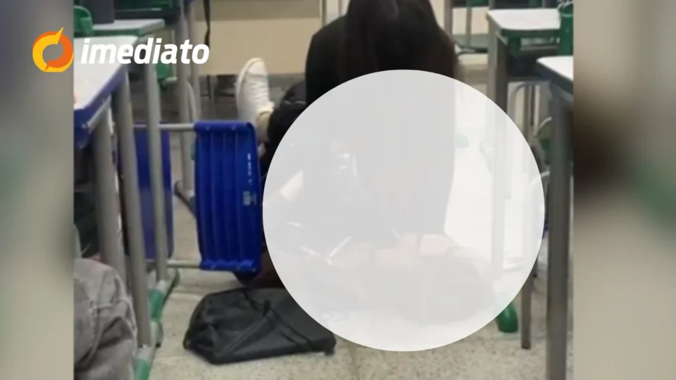 VEJA VÍDEO: Briga dentro de sala de aula termina com estudante ferida no rosto após tesouradas