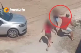 CENA FORTE: homem desfere socos e chutes na esposa e na filha durante discussão no meio da rua