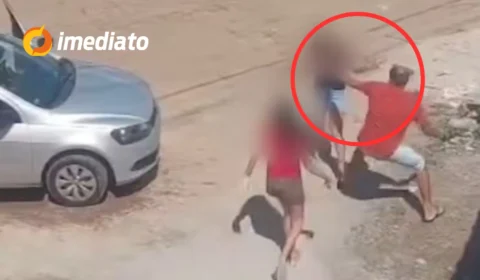 CENA FORTE: homem desfere socos e chutes na esposa e na filha durante discussão no meio da rua