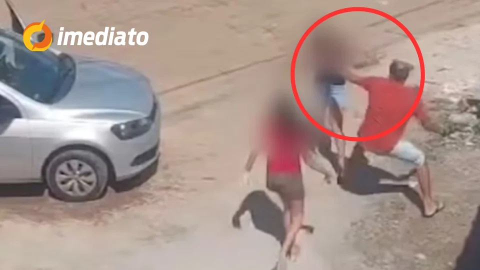 CENA FORTE: homem desfere socos e chutes na esposa e na filha durante discussão no meio da rua