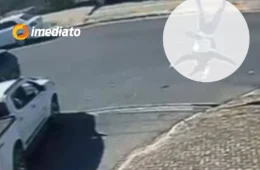 VEJA VÍDEO: motociclista colide com carro em cruzamento e ‘voa’ durante acidente