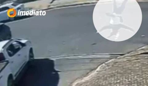 VEJA VÍDEO: motociclista colide com carro em cruzamento e ‘voa’ durante acidente