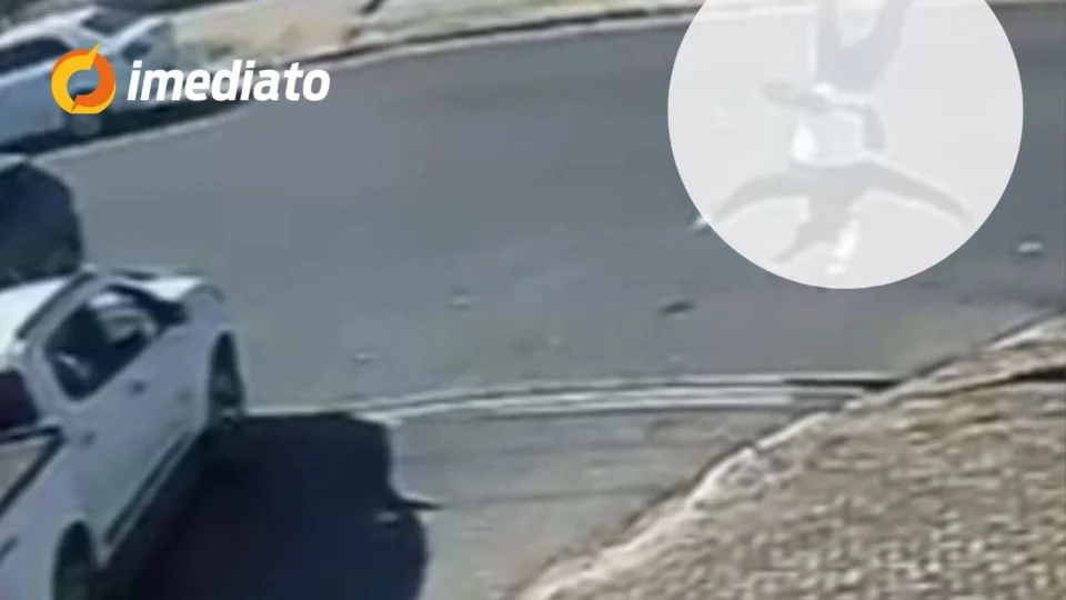 VEJA VÍDEO: motociclista colide com carro em cruzamento e ‘voa’ durante acidente