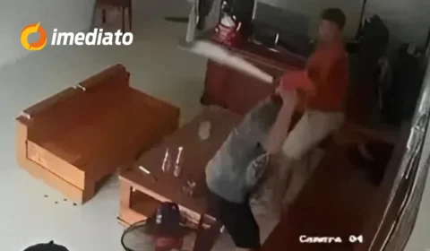 CENA CHOCANTE: Homem tem braço decepado por rival em ataque brutal com facão dentro de bar