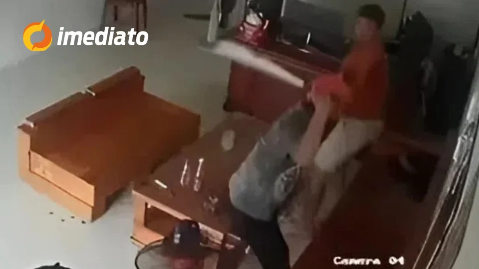 CENA CHOCANTE: Homem tem braço decepado por rival em ataque brutal com facão dentro de bar
