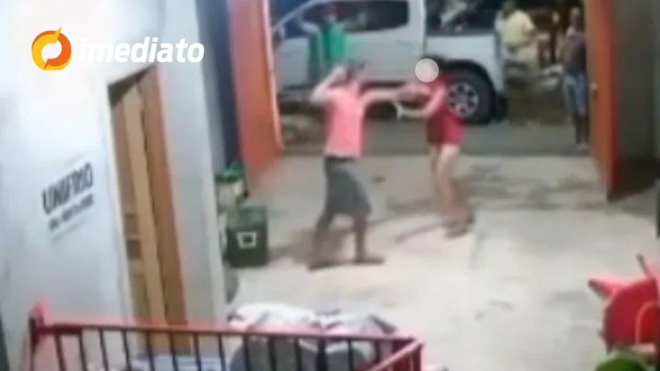 CENA CHOCANTE: Homem é preso após tentar esfaquear a esposa em via pública; vizinhos evitam tragédia