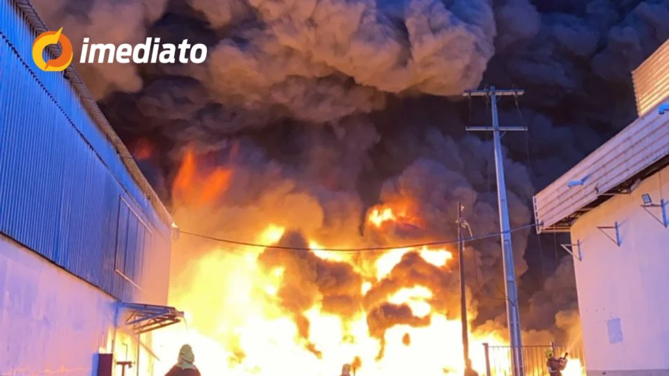 VEJA VÍDEO: Incêndio de grandes proporções segue ativo durante a noite desta terça-feira no Distrito Industrial II