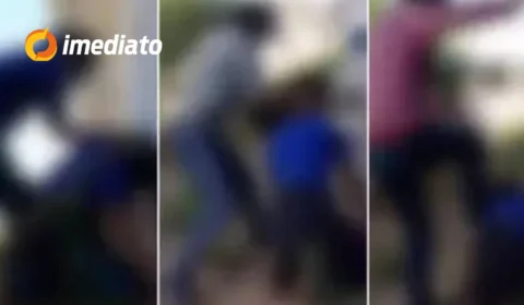 CENA CHOCANTE: aluna fica ajoelhada enquanto é brutalmente agredida por colegas dentro de escola