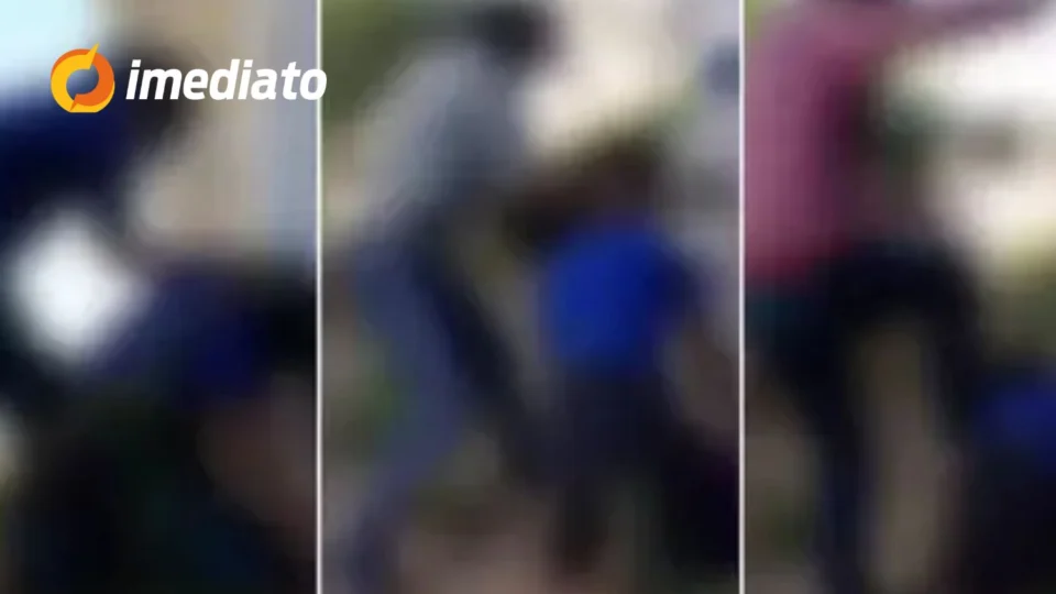 CENA CHOCANTE: aluna fica ajoelhada enquanto é brutalmente agredida por colegas dentro de escola