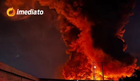VEJA VÍDEO: Bombeiros enfrentam horas de combate intenso contra incêndio em fábrica no Distrito Industrial II