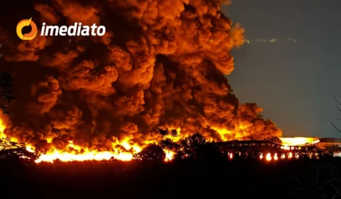 VEJA VÍDEO: Incêndio persiste há mais de oito horas e mobiliza 148 bombeiros no Distrito Industrial de Manaus