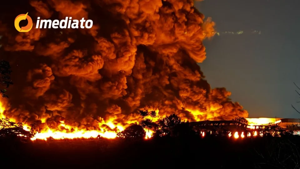 VEJA VÍDEO: Incêndio persiste há mais de oito horas e mobiliza 148 bombeiros no Distrito Industrial de Manaus