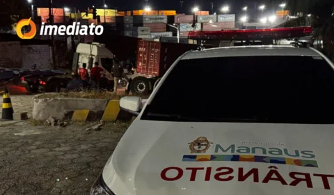 Carreta tombada desde ontem segue bloqueando avenida no bairro Colônia Oliveira Machado e causa transtornos