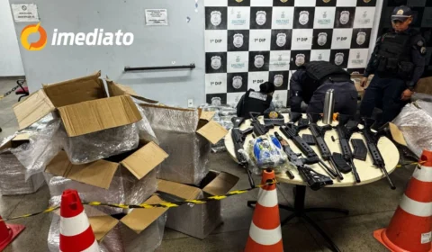 Polícia apreende fuzil, armas e drogas em lancha na ponte do bairro Educandos, em Manaus