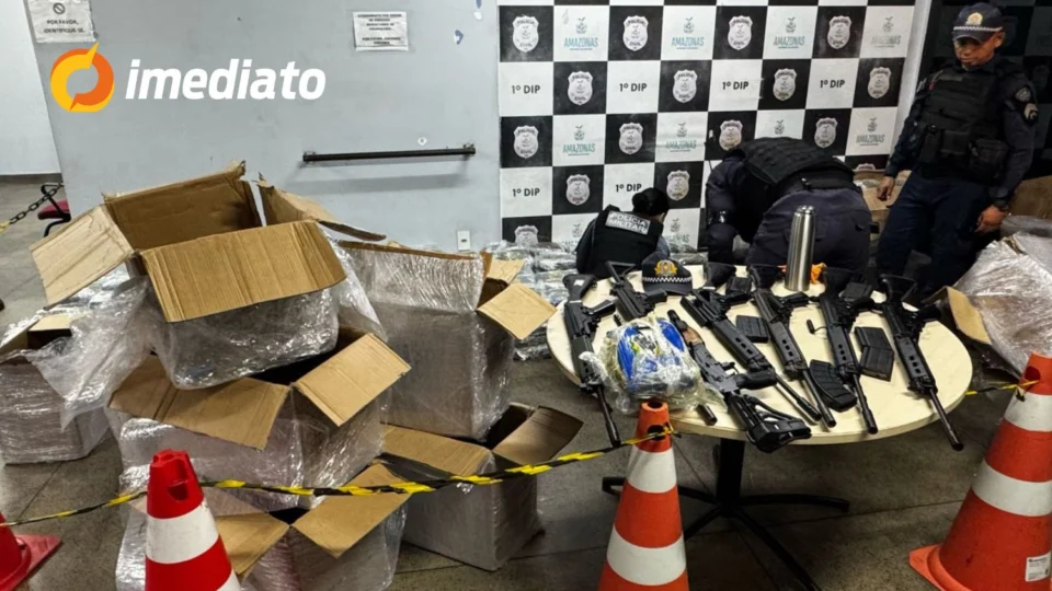 Polícia apreende fuzil, armas e drogas em lancha na ponte do bairro Educandos, em Manaus