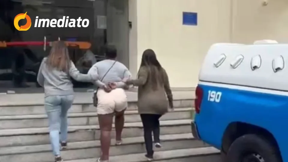 Mulher é presa por assassinato após atear fogo no próprio amante durante discussão