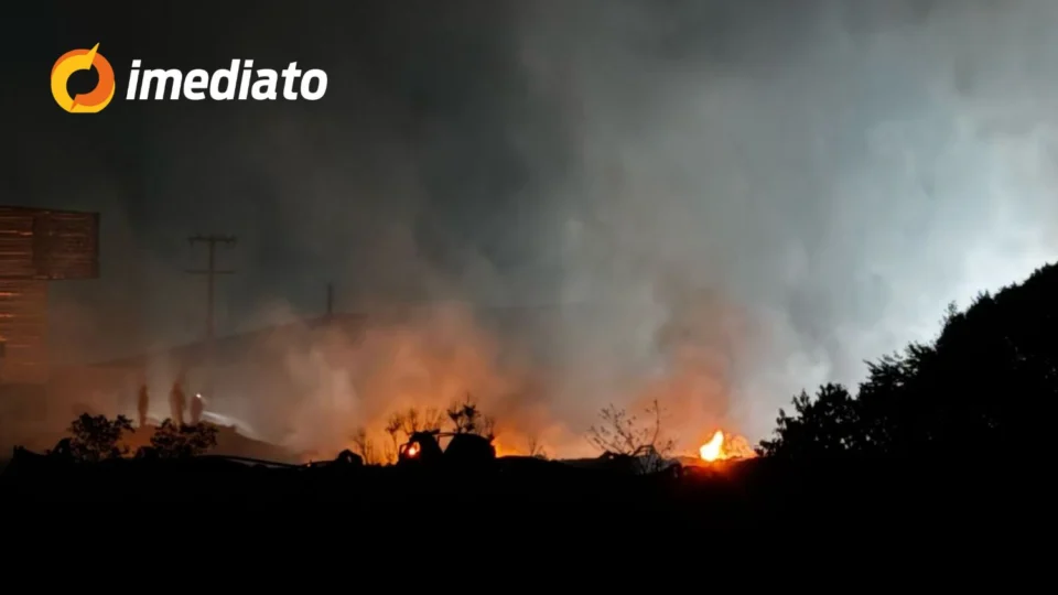 Após mais de 26 horas, incêndio é controlado em fábricas no Distrito Industrial e Bombeiros iniciam fase de rescaldo