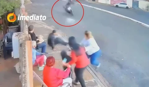 CENA IMPRESSIONANTE: Motoqueiro perde o controle ao empinar moto e quase atinge família na calçada
