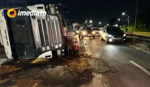 Carreta tomba na Avenida Governador José Lindoso e compromete o trânsito na Zona Norte de Manaus