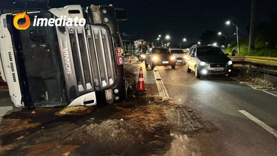 Carreta tomba na Avenida Governador José Lindoso e compromete o trânsito na Zona Norte de Manaus