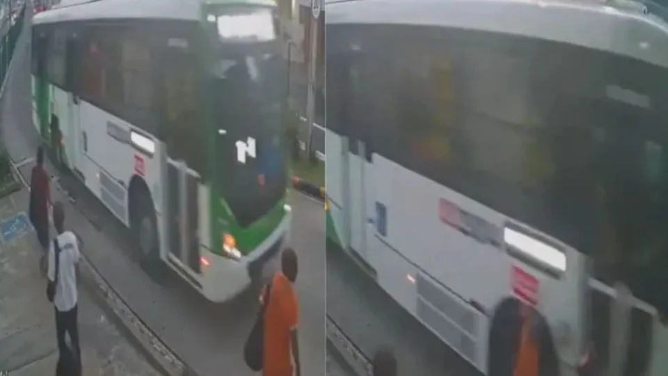 Veja o momento em que gari é atropelado por ônibus no Terminal 1 em Manaus